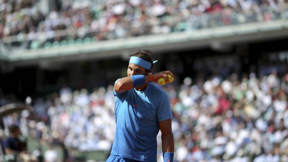 El tenista español Rafael Nadal durante el partido de cuartos de final de Roland Garros disputado ante el serbio Novak Djokovic en París, Francia.