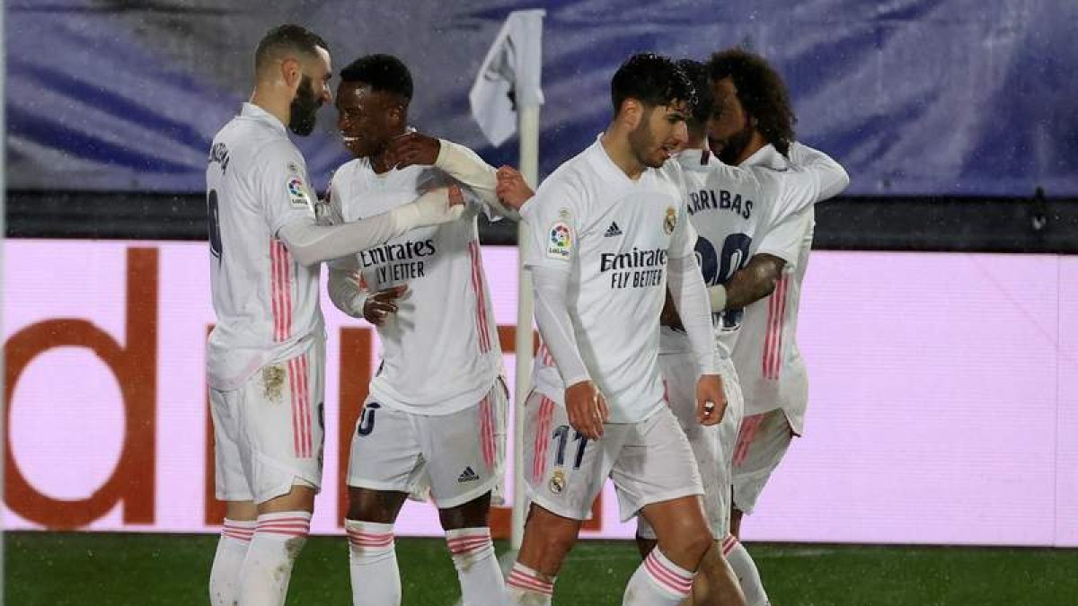 Los jugadores del Real Madrid felicitan a Karim Benzema tras marcar ante el Getafe. JUANJO MARTÍN