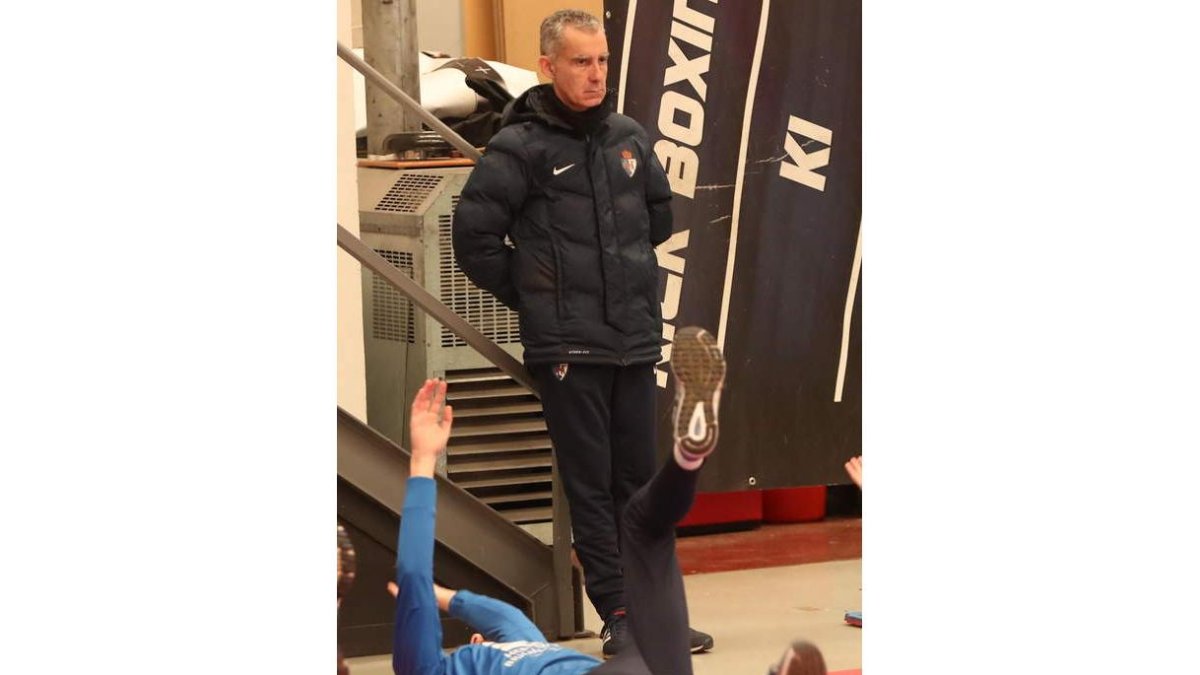 Carlos Terrazas observa a sus jugadores durante una sesión de trabajo en el gimnasio. L. DE LA MATA