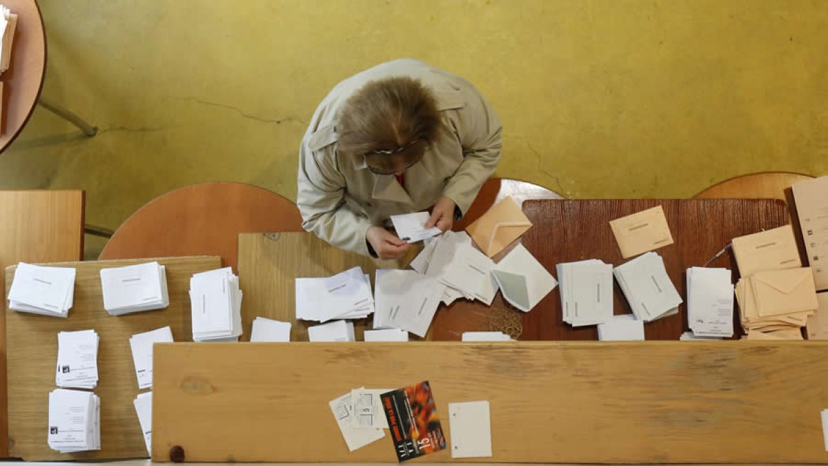 Una persona eligiendo papeleta para votar en el transcurso de una jornada electoral. FERNANDO OTERO