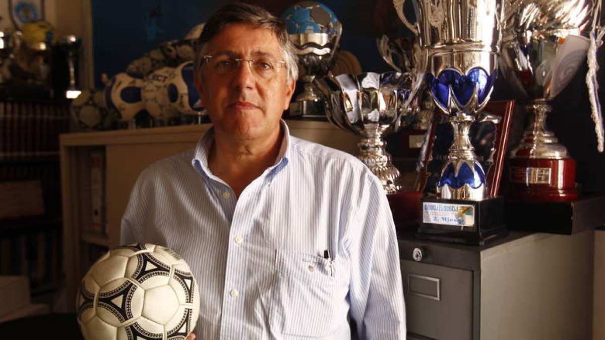 Cayetano Franco en la sala de trofeos del Ademar, lugar también del despacho donde pasará seguro muchas horas en los próximos cuatro años.
