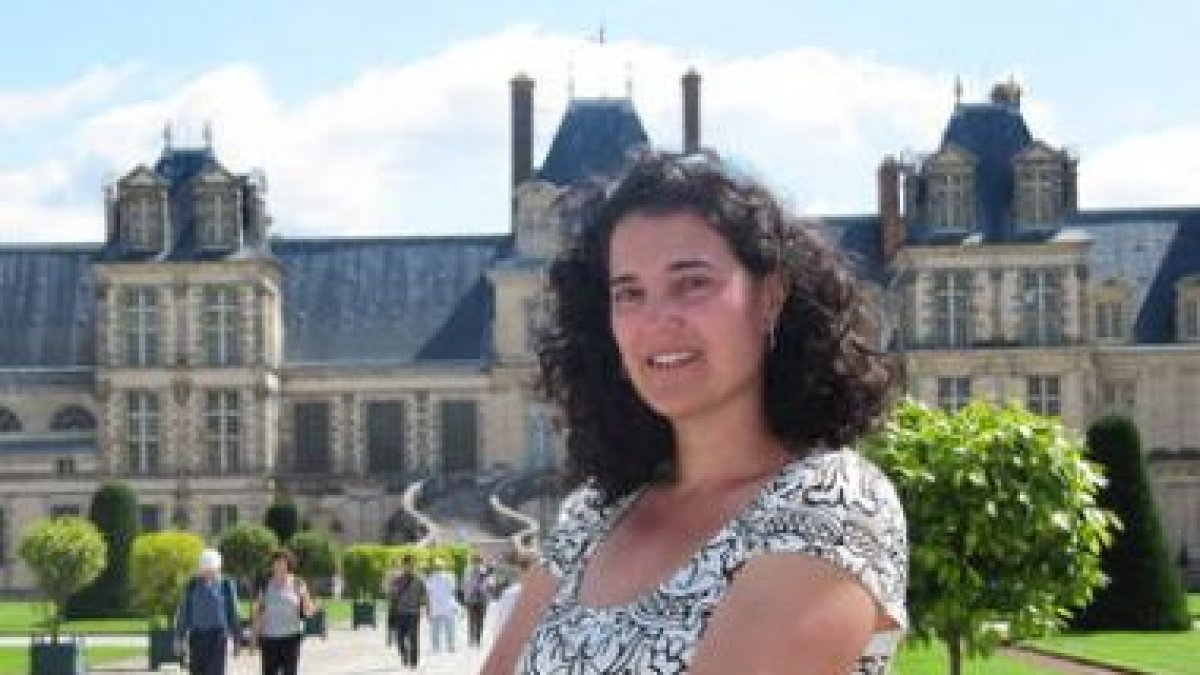 Noemí Guillén, delante del famoso ch¢teau usado por Napoleón en Fontainebleau.