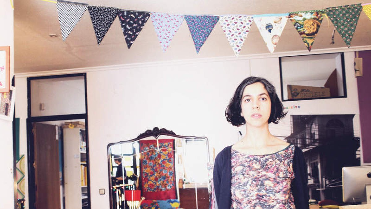 Laura Martínez del Pozo posa en uno de los rincones de su tienda-taller, ubicada en la calle Noviciado de la capital madrileña.