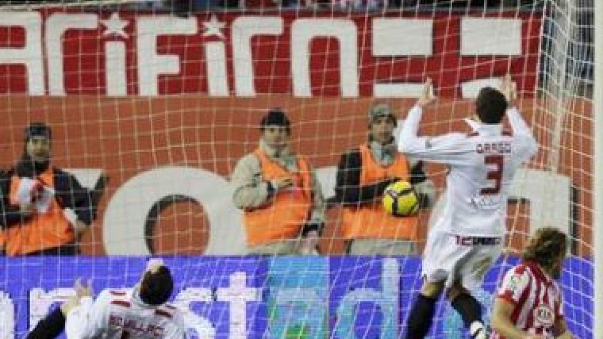Squilacci y Dragutinovic se lamentan del gol en propia puerta.