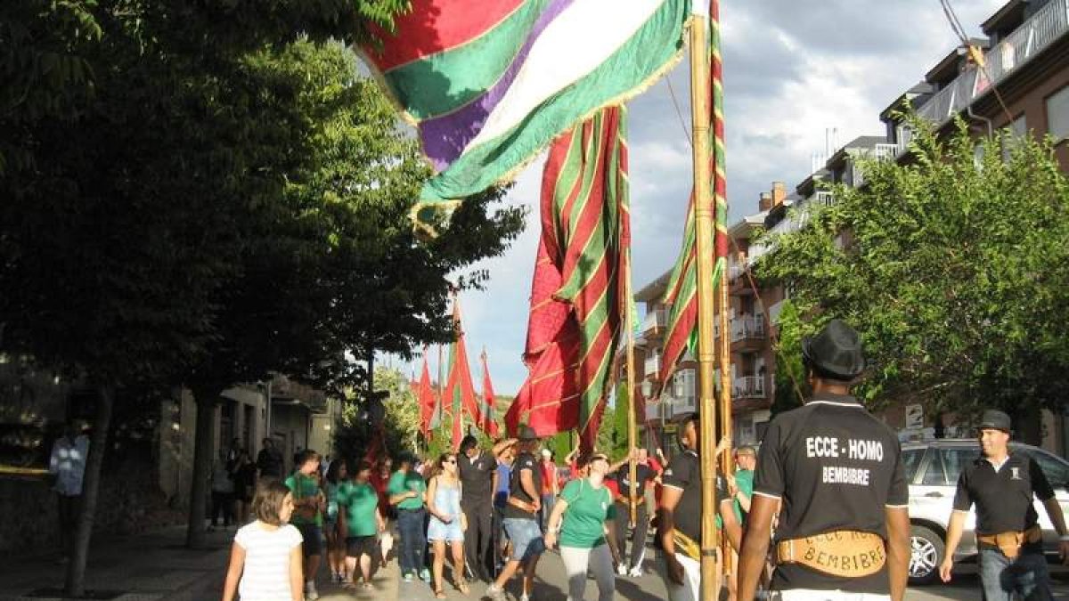 El paseo de los pendones por la calle Castilla tuvo lugar antes del pregón.