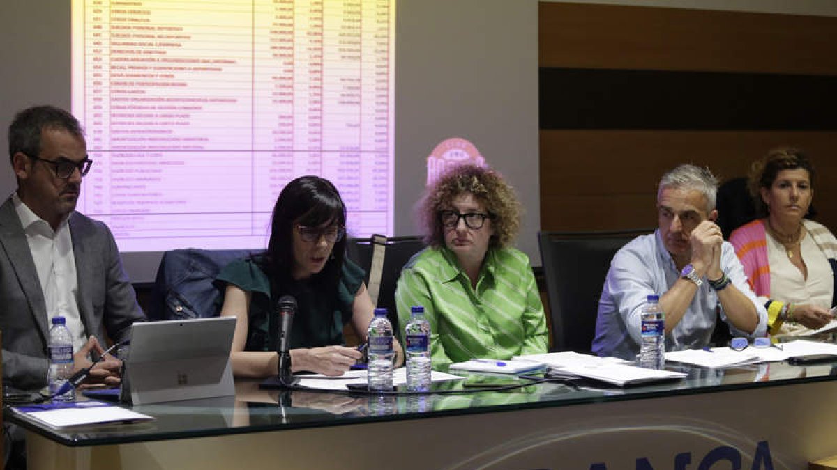 El Ademar cobrará parte de la deuda que tiene con ellos la Diputación entre este mes y enero. F. OTERO