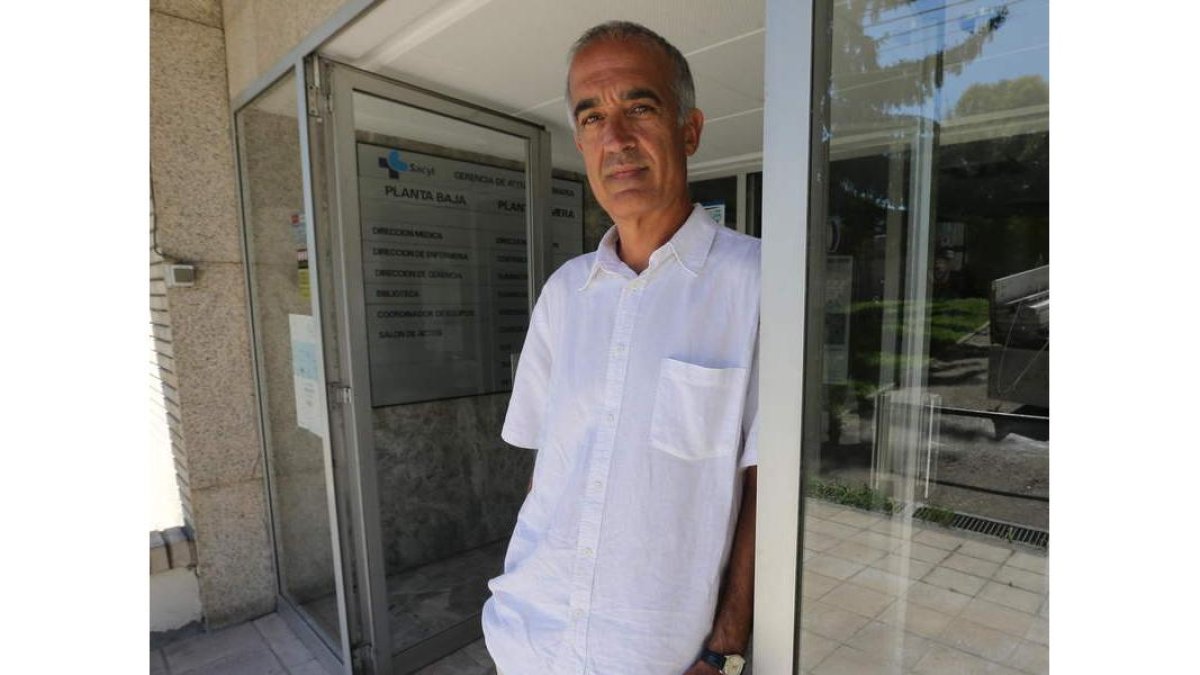 El profesor Javier Nieto, en la sede de la gerencia de Atención Primaria de Ponferrada.