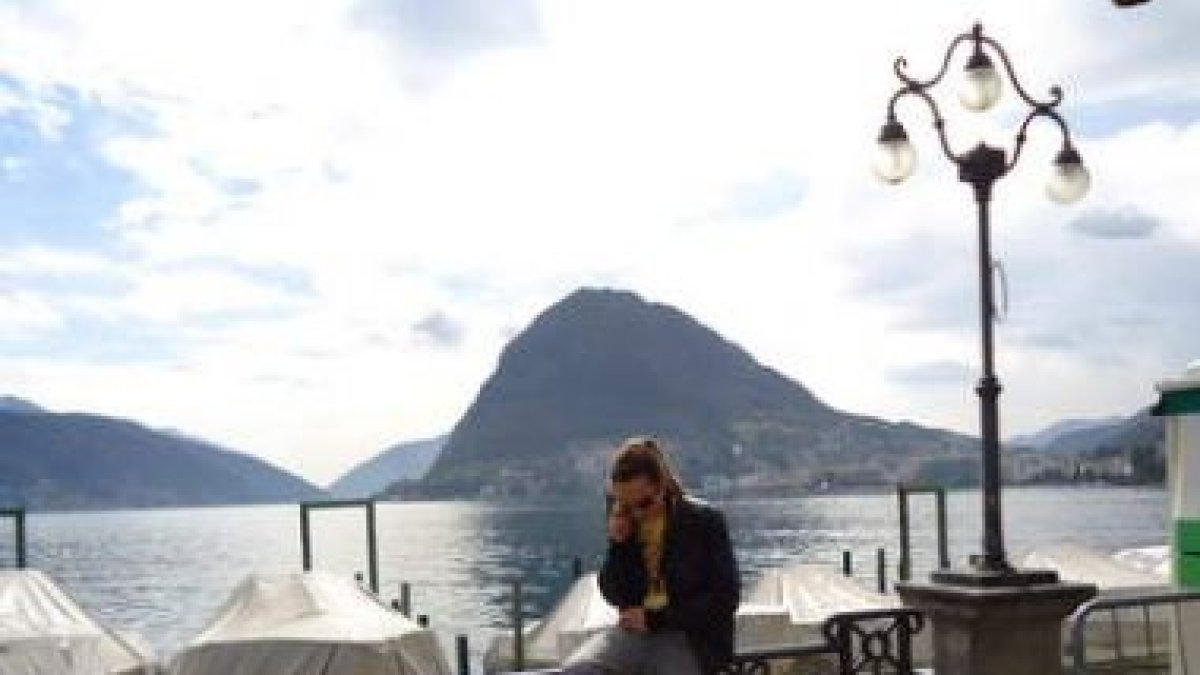 Miguel Ángel habla por teléfono en uno de lo lugares que más visita en Lugano.