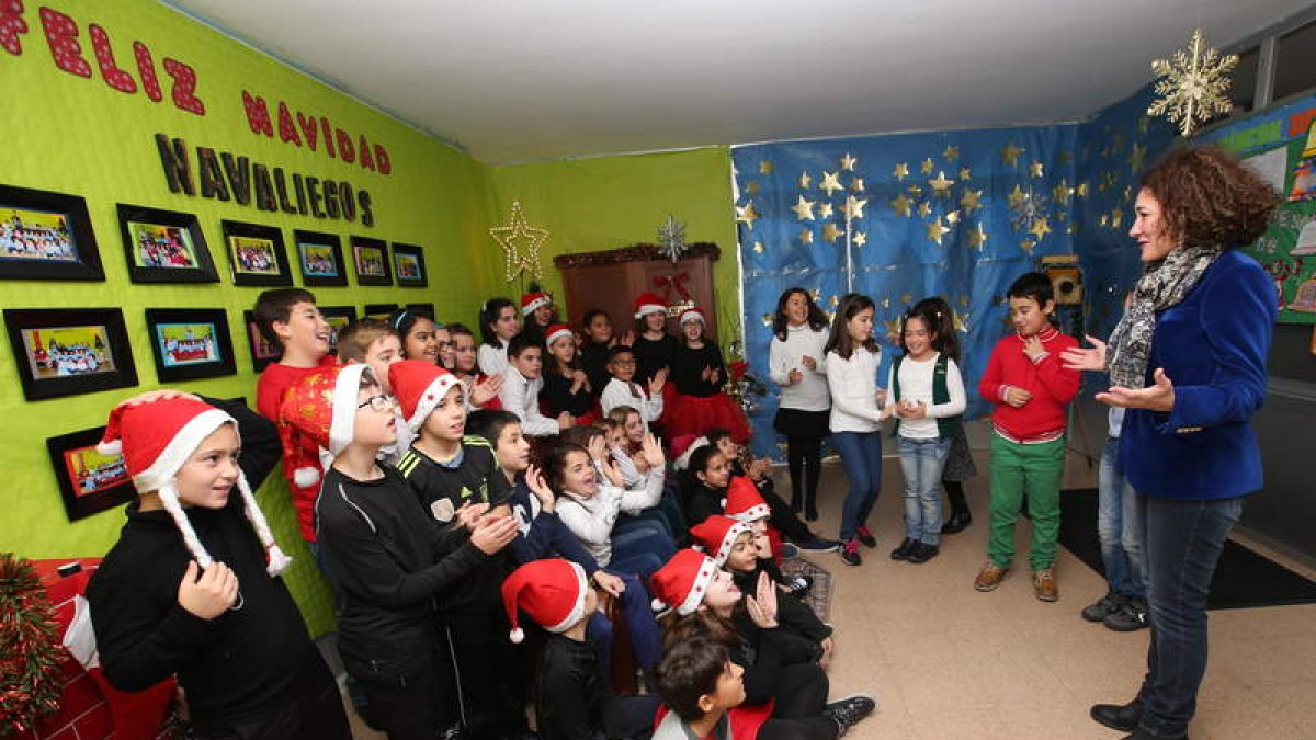 Gloria Fernández Merayo, con los niños que le escribieron, ayer en el colegio Navaliegos.