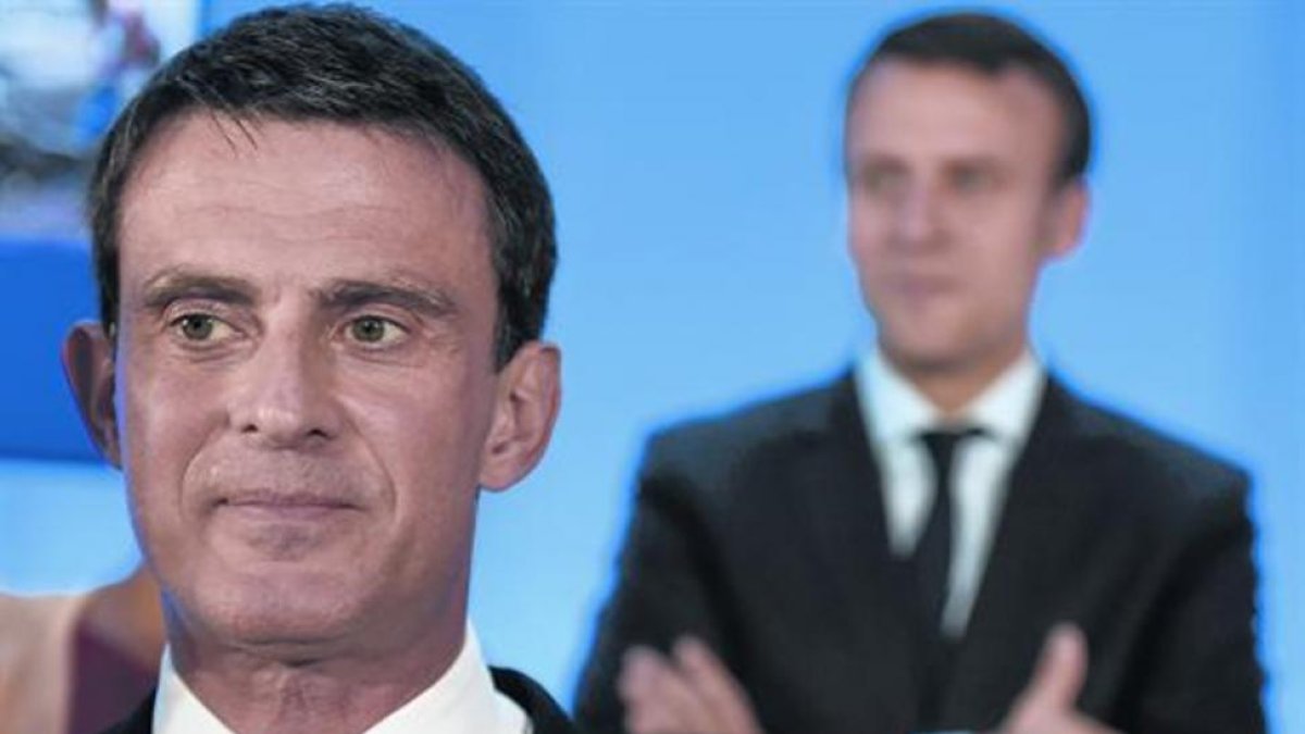TRASVASE Manuel Valls y Emmanuel Macron detrás, en mayo del 2016.