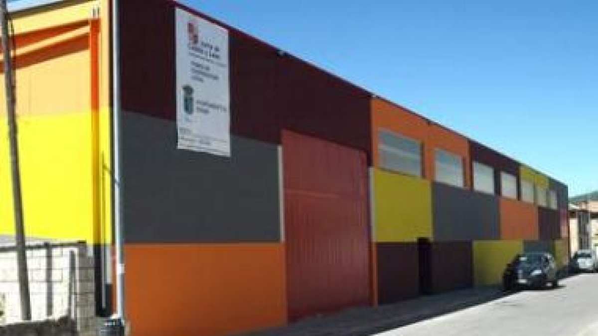 Fachada del edificio del mercadillo de Boñar.