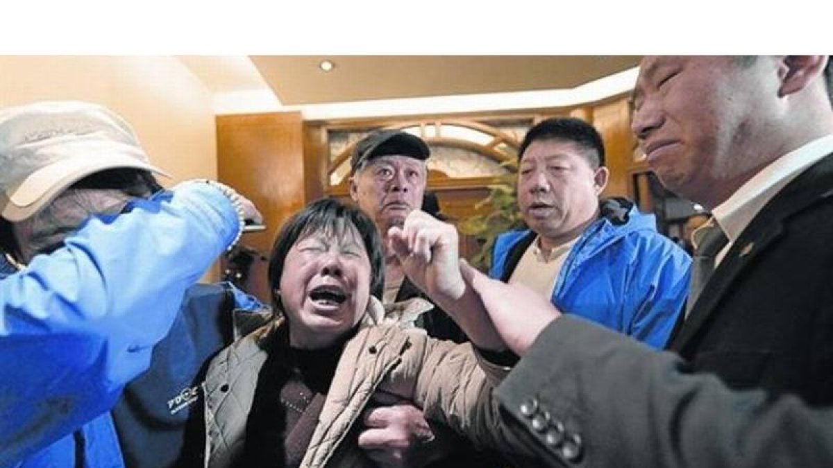 Desesperación entre los familiares de los pasajeros, tras conocer que el avión yace en el fondo del Índico.