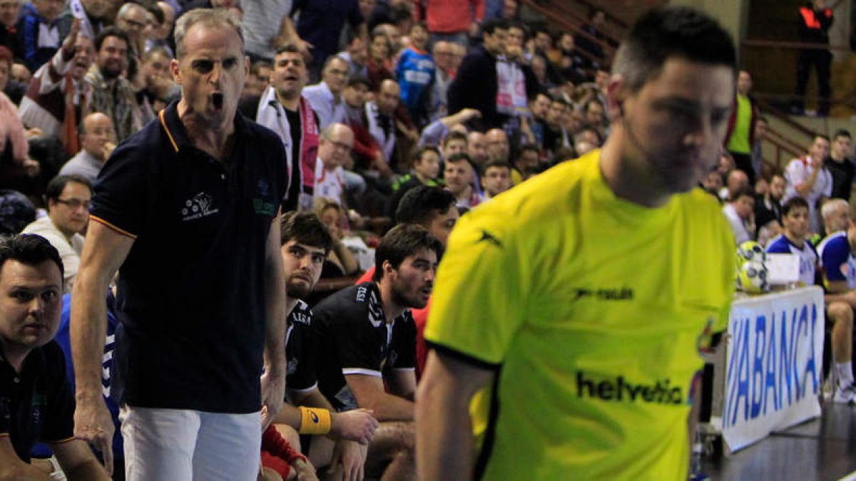 El entrenador del Abanca Ademar, Rafa Guijosa, ve a su equipo en un gran momento de forma para asaltar una cancha en la que aún no ha ganado nadie en Europa. SECUNDINO PÉREZ