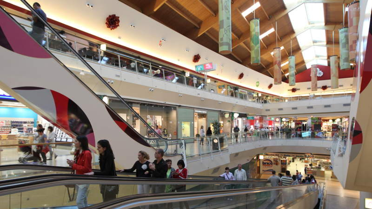 Vista parcial del principal centro comercial de Ponferrada.