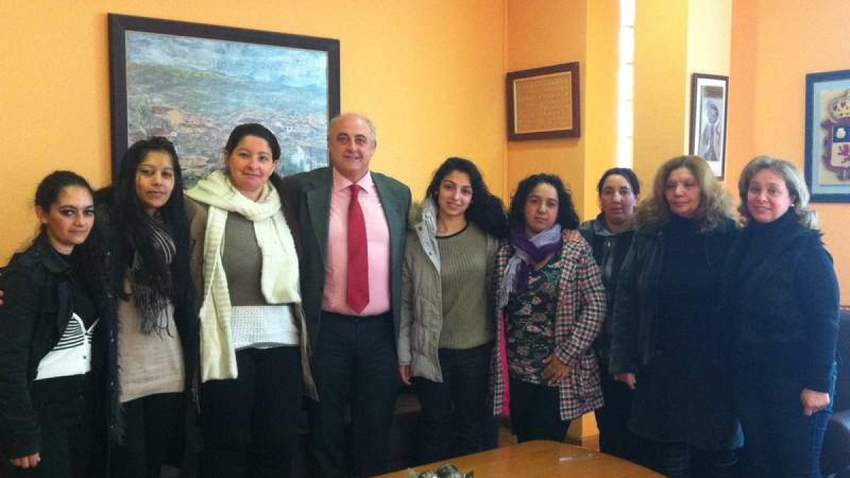 El alcalde, con la nueva asociación de mujeres gitanas.