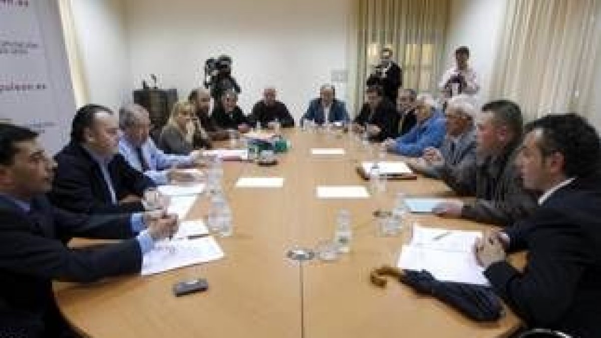 La presidenta de la Diputación reunió ayer en el Palacio de los Guzmanes a diez alcaldes de la zona