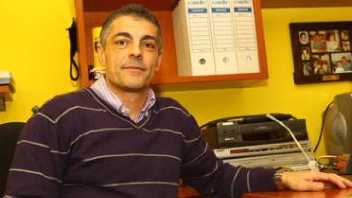 El futuro entrenador del Reale Ademar, Isidoro Martínez, ayer en su domicilio familiar.