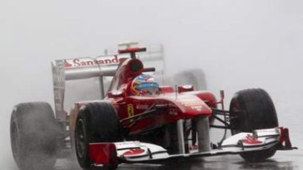 Fernando Alonso, bajo la lluvia de Montreal, poco antes de chocar con el inglés Button.