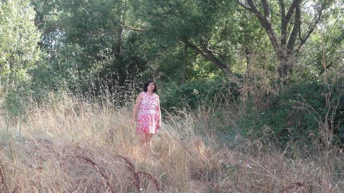 La concejala de IU, Laura Fernández, en su visita al entorno de Las Carrizas, que encontró seco. DL
