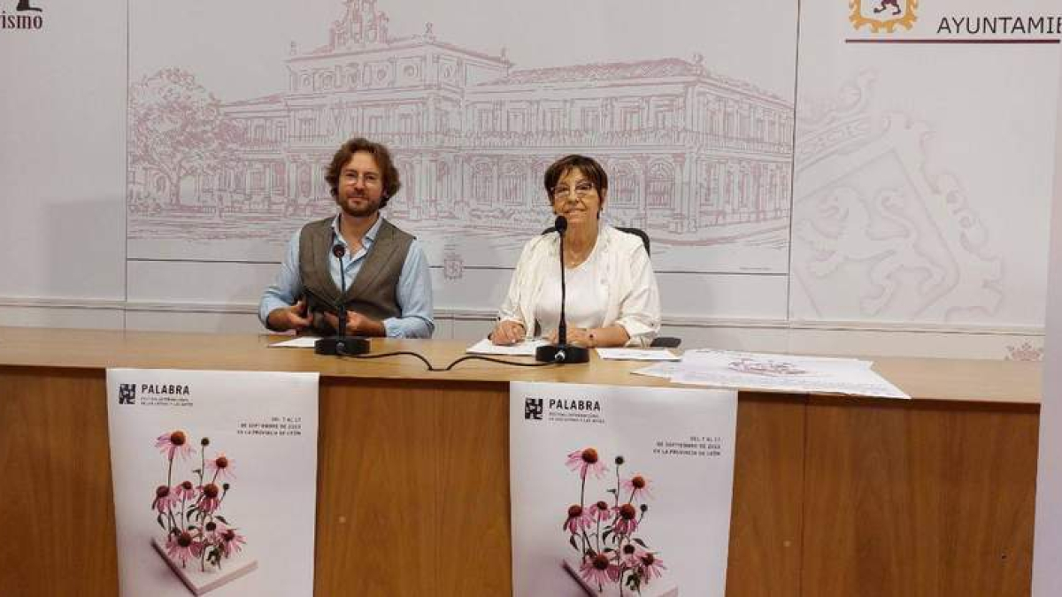 Elena Aguado, concejala de Cultura que sustituye en el cargo a Evelia Fernández, ayer, junto a Rafael Saravia, presentando Palabra. DL
