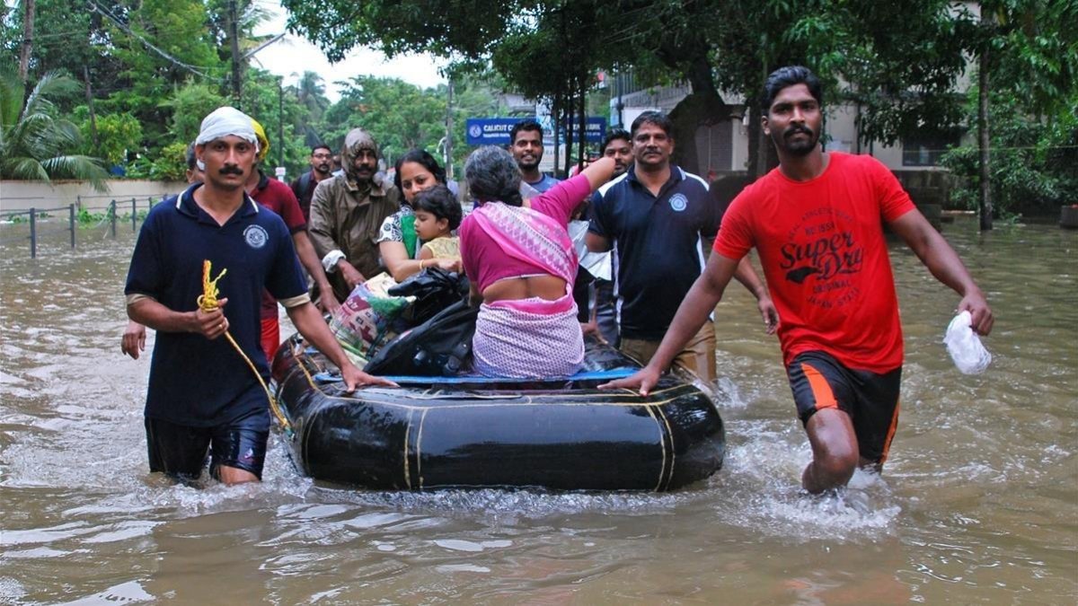 Voluntarios ayudan a evacuar a vecinos de las zonas inundadas en Kozhikode. /