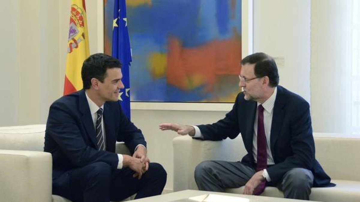 Mariano Rajoy y Pedro Sánchez este lunes en la Moncloa.