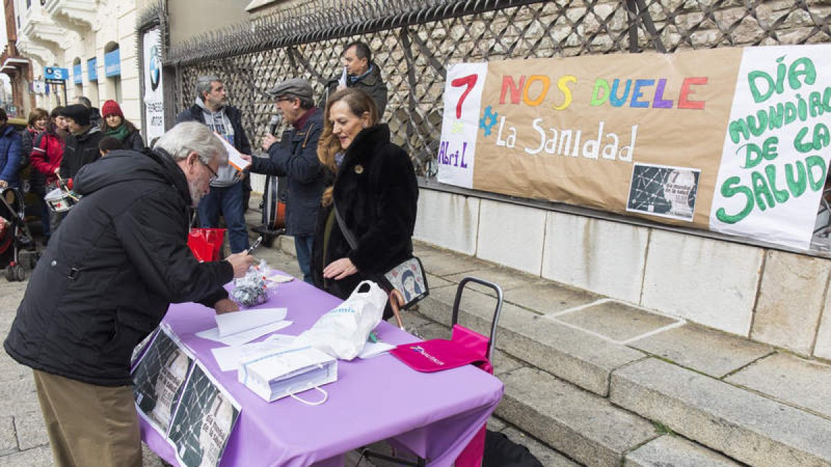 Protesta en Botines, ayer con motivo del día mundial de la salud. FERNANDO OTERO PERANDONES
