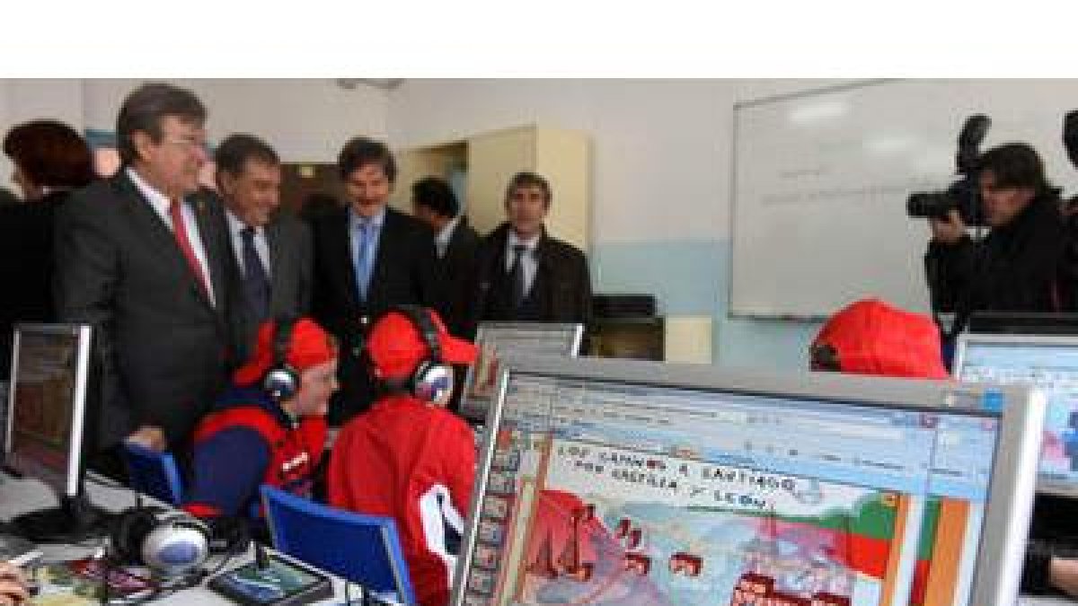 José Manuel Fernández Santiago y Juan José Mateos, durante su visita al colegio público Raimundo de