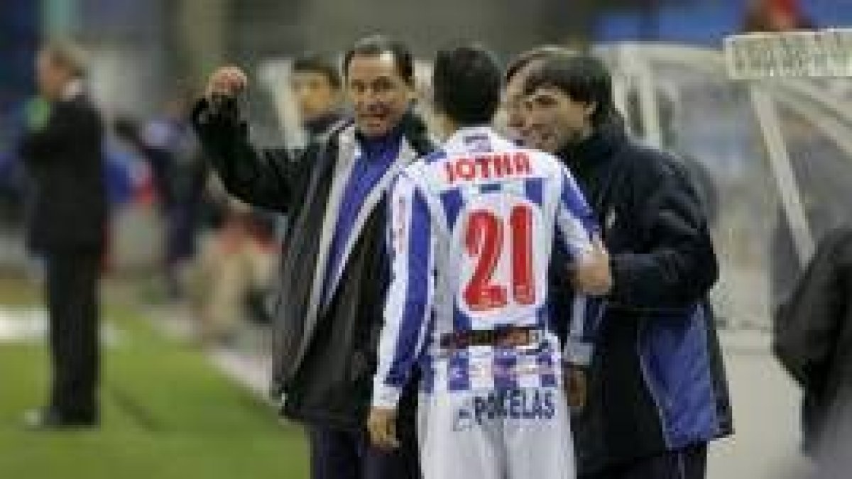 Rubén Vega le comenta algo a Nabil justo antes de botarse un córner
