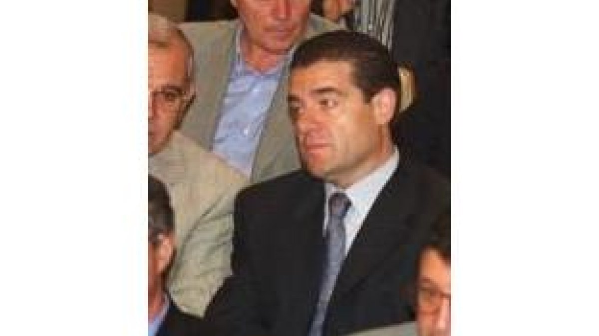 Álvarez en una asamblea de la Caja, en 1999