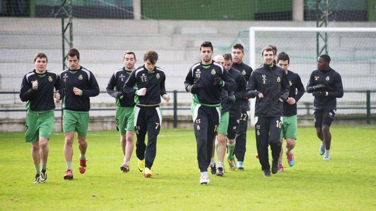Los jugadores del Racing durante el entrenamiento de este lunes.