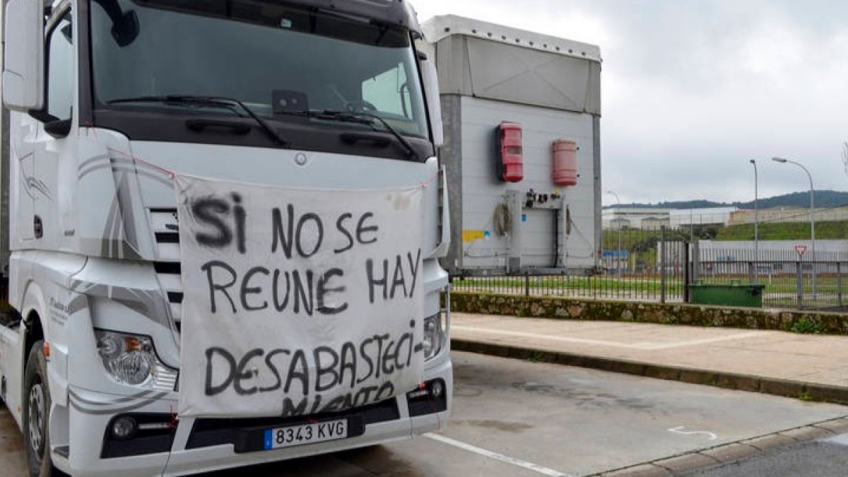 Un camionero protesta durante la huelga del transporte. EDUARDO PALOMO
