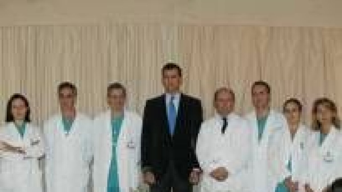 Don Felipe posó con el nuevo equipo médico y consultó a Recasens sobre la salud de la infanta