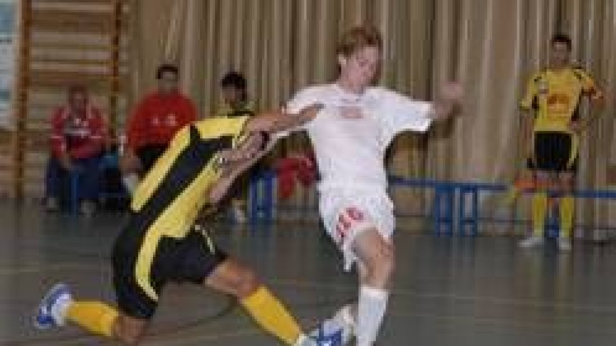 Ángel, que realizó un gran partido, abrió el marcador para los leoneses