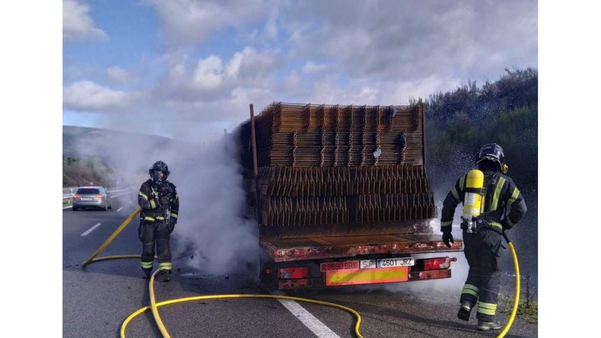 El incendio fue en la autovía, dirección Madrid. DL