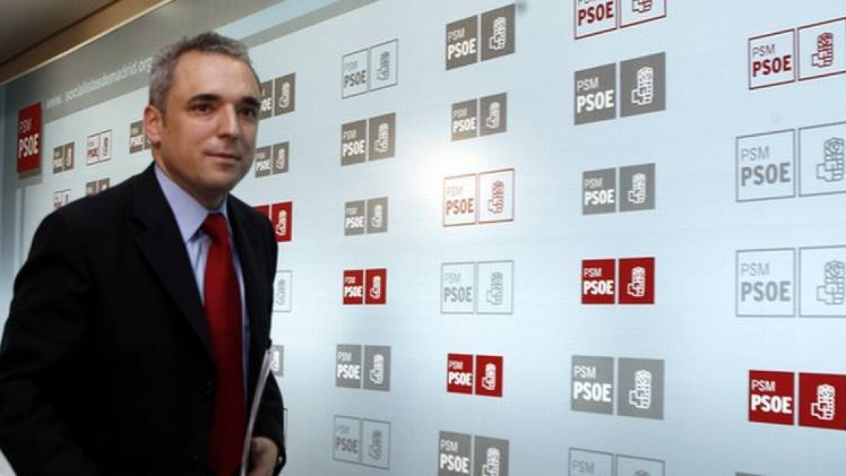 Rafael Simancas sale de la sede del PSOE en Madrid, en una imagen de archivo.