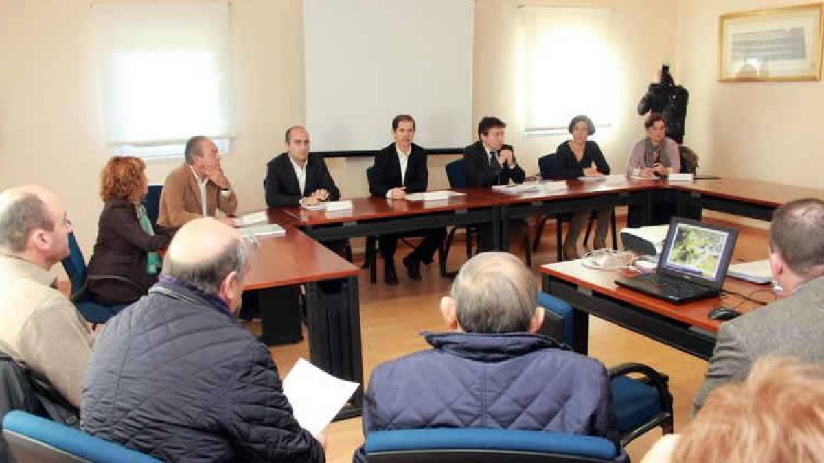 Grupo de vecinos y propietarios afectados (de espaldas), ayer con el presidente de la Miño-Sil, los técnicos y el alcalde de Ponferrada.