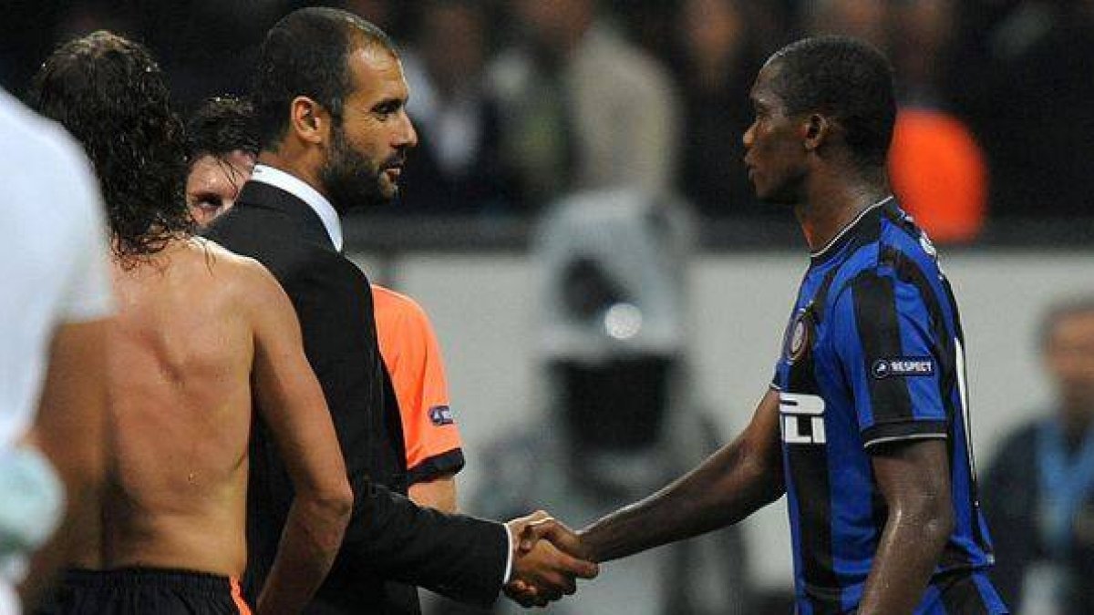 Guardiola y Etoo se saludan tras un partido de Champions entre el Barça y el Inter, en San Siro en el 2010.