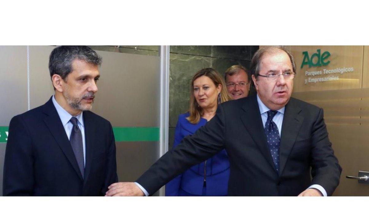 El presidente de la Junta de Castilla y León, Juan Vicente Herrera, firma un convenio de colaboración con el vicepresidente de Microsoft, Orlando Ayala (I), para impulsar la creación de empresas de base tecnológica en León. Tras ellos, el alcalde de León,