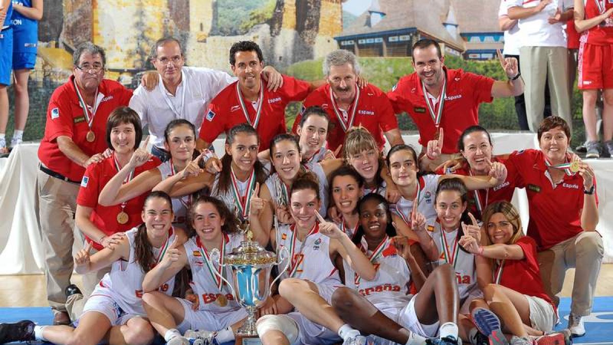 Las chicas de la selección femenina de baloncesto sub-16 celebrando el triunfo del Campeonato.