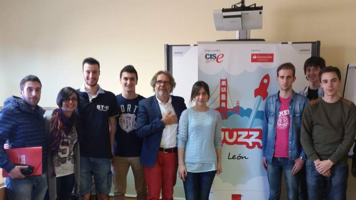 El grupo de Yuzz León junto al experto en marketing Jordi Pla.