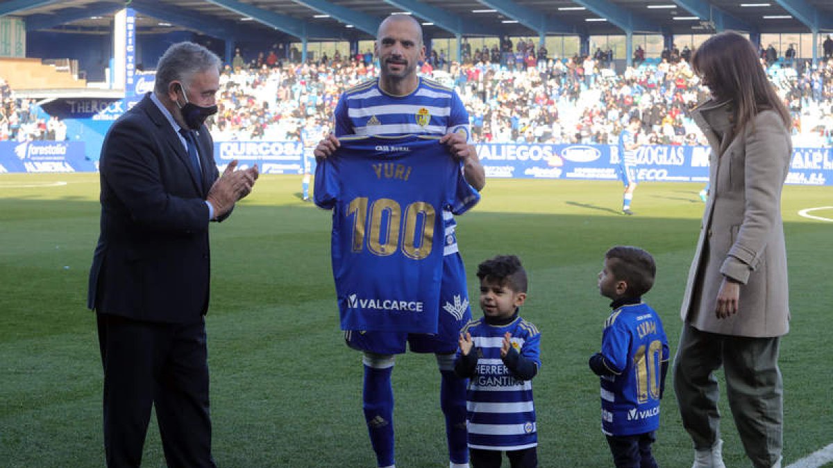 Yuri recibió una camiseta por sus 100 goles en Segunda División. AFB