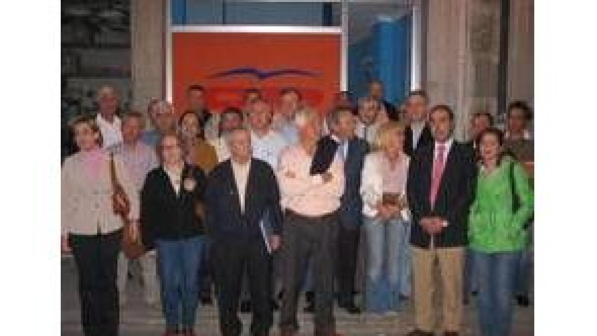 Carrasco se hizo una foto con los candidatos ante la sede del PP