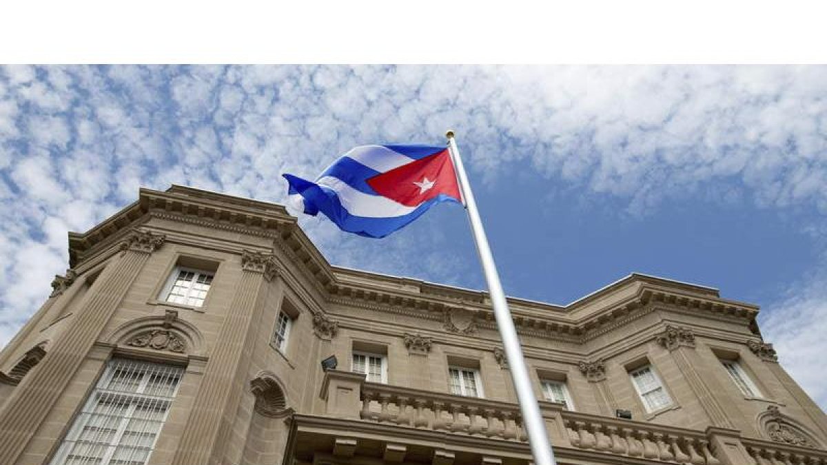 La bandera cubana ondea ya en su embaja estadounidense de Washington.