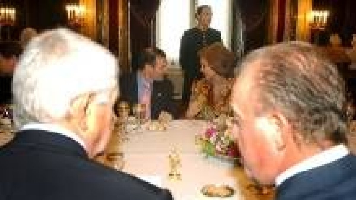 Ibarretxe y doña Sofía -al fondo- conversan en el almuerzo. En primer plano, Maragall y el Rey