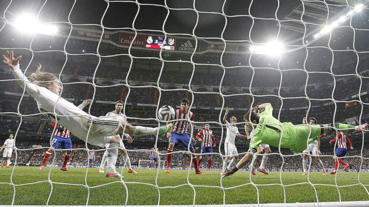 Luka Modric, a la izquierda, despeja un balón en la portería junto al portero, Iker Casillas, que ya estaba batido.