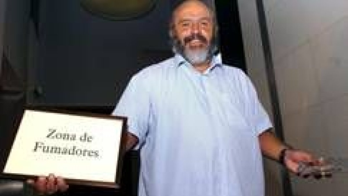 El promotor de la idea, Francisco Garrido, también colaboró para que no se fumase en el Congreso