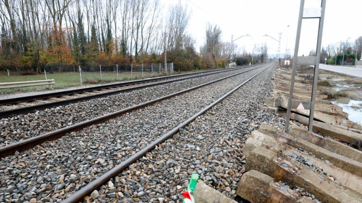 Vía entre León y La Robla. MARCIANO PÉREZ