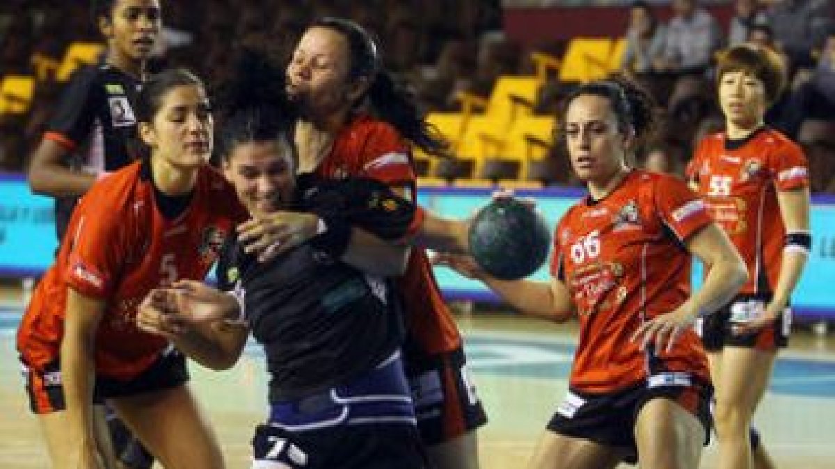La defensa leonesa no impidió que el Sagunto empatara.
