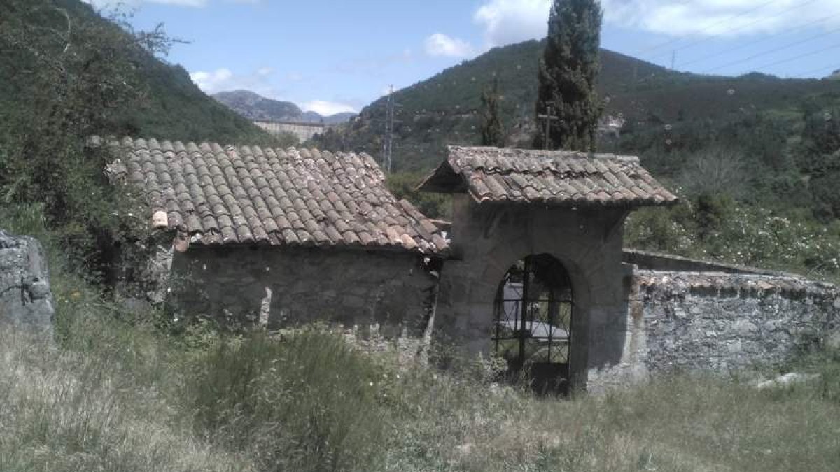 La entrada del cementerio se encuentra en estado casi de ruina